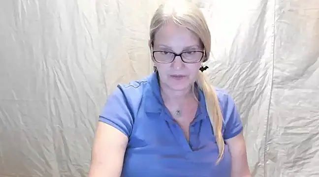 Snapshot of irinamaux chatting on February 21, 7:56 am irinamaux online show from February 21, 7:56 am