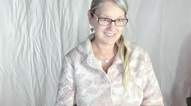 Snapshot of irinamaux chatting on February 22, 8:40 am irinamaux online show from February 22, 8:40 am