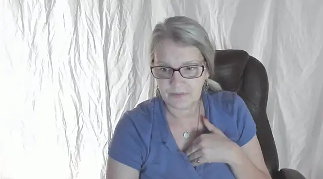 Snapshot of irinamaux chatting on February 25, 7:42 am irinamaux online show from February 25, 7:42 am