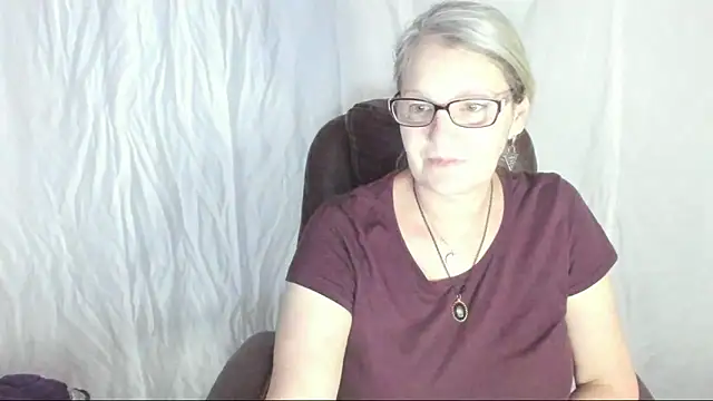 Snapshot of irinamaux chatting on March 1, 7:51 am irinamaux online show from March 1, 7:51 am