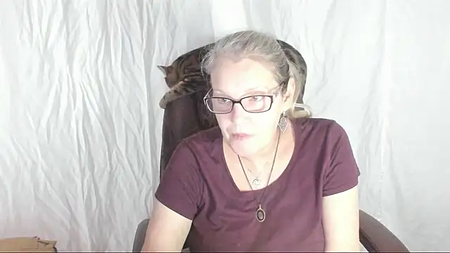 Snapshot of irinamaux chatting on March 2, 8:48 am irinamaux online show from March 2, 8:48 am