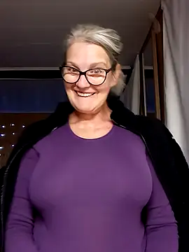 Snapshot of irinamaux chatting on September 13, 6:02 am irinamaux online show from September 13, 6:02 am