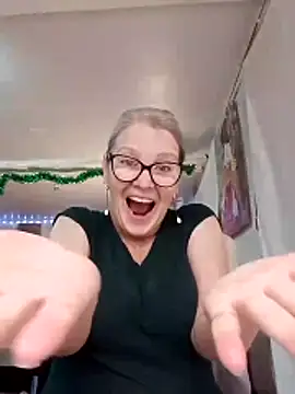 Snapshot of irinamaux chatting on December 2, 9:58 am irinamaux online show from December 2, 9:58 am