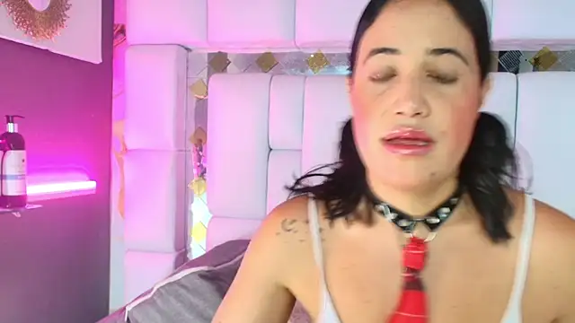 Snapshot of emily_madrid chatting on November 15, 5:27 am emily madrid online show from November 15, 5:27 am