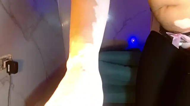 Snapshot of mollyguns chatting on December 13, 8:14 pm mollyguns online show from December 13, 8:14 pm