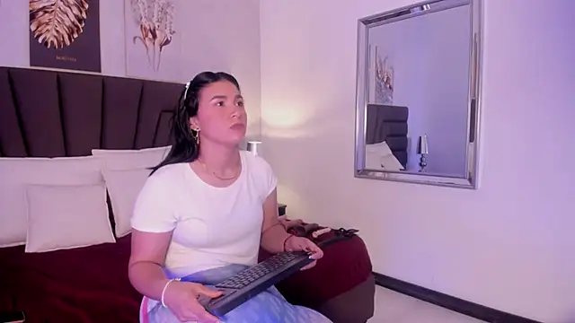 Sofi Perez  online show from March 20, 11:16 am