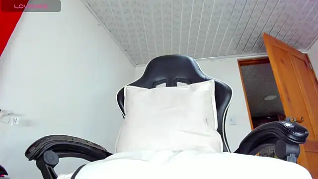 Holly Sailt online show from April 13, 7:19 pm