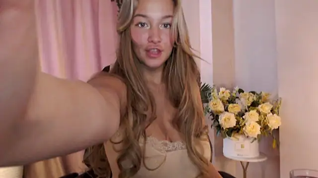 Snapshot of Milk_Bunny chatting on February 12, 8:06 am Milk Bunny online show from February 12, 8:06 am