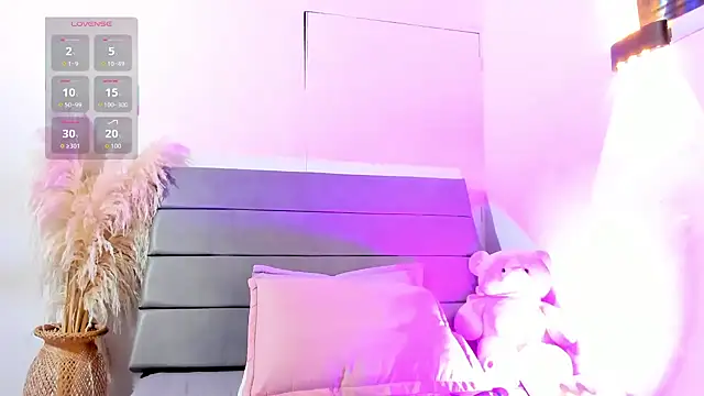 Julieta Coopeer  online show from April 19, 10:47 am