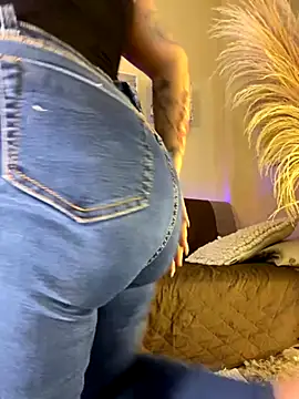 Snapshot of Sweetie_Arianna chatting on October 1, 3:01 am Sweetie Arianna online show from October 1, 3:01 am