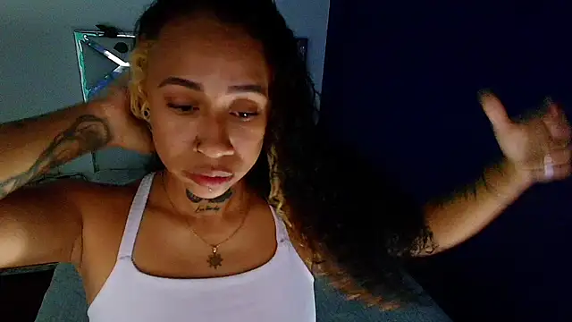 Snapshot of cattaleeyaa chatting on December 18, 2:53 am cattaleeyaa online show from December 18, 2:53 am