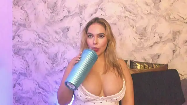 Snapshot of andrea_indira20 chatting on February 24, 4:38 am andrea indira20 online show from February 24, 4:38 am