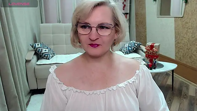 BlondeBrilliant7 online show from December 15, 5:31 pm
