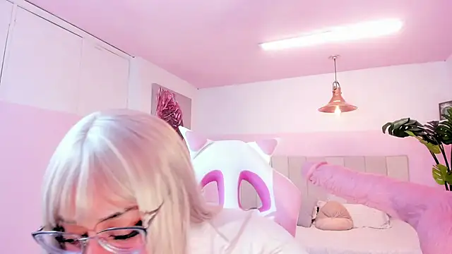 Snapshot of Red_lady chatting on February 15, 4:14 am Red lady online show from February 15, 4:14 am