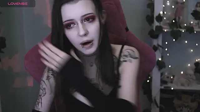 prettybones online show from April 8, 12:10 am