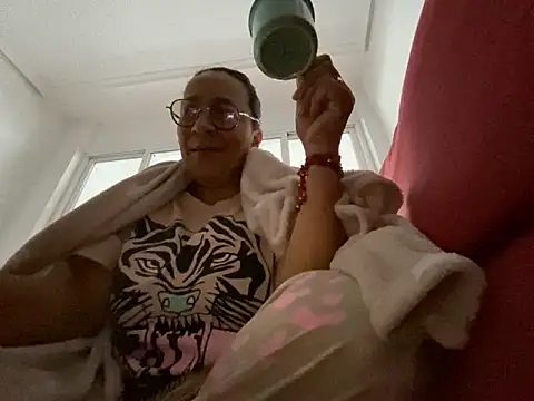 Snapshot of sweeviolet chatting on January 12, 8:46 am sweeviolet online show from January 12, 8:46 am