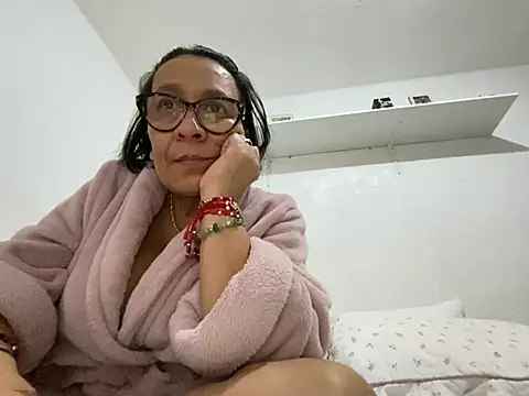 Snapshot of sweeviolet chatting on February 23, 4:37 pm sweeviolet online show from February 23, 4:37 pm