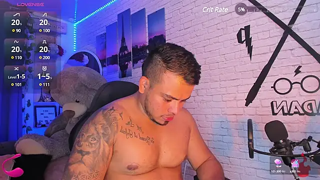 Snapshot of Naughty_Charly chatting on January 21, 6:12 pm Naughty Charly online show from January 21, 6:12 pm