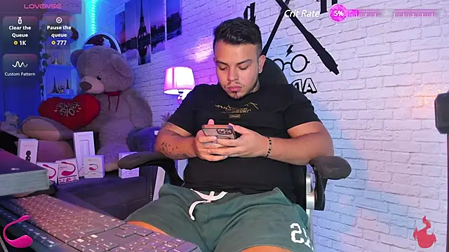 Snapshot of Naughty_Charly chatting on February 15, 9:26 pm Naughty Charly online show from February 15, 9:26 pm