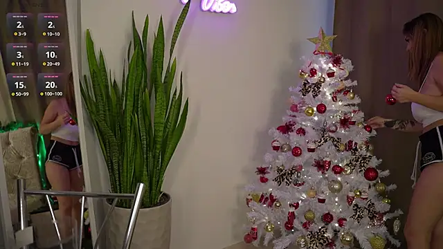 Snapshot of LindaWarners chatting on December 3, 5:42 am LindaWarners online show from December 3, 5:42 am