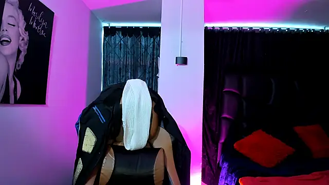 martina foxy  online show from February 10, 5:30 pm