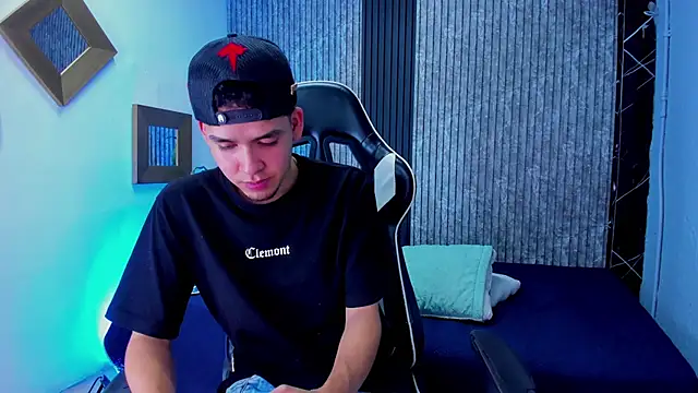 Snapshot of Mike_0233_ chatting on October 28, 4:05 am Mike 0233 online show from October 28, 4:05 am