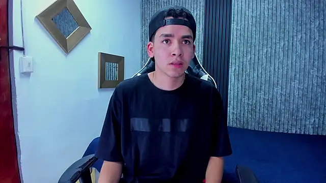 Snapshot of Mike_0233_ chatting on October 29, 4:26 am Mike 0233 online show from October 29, 4:26 am