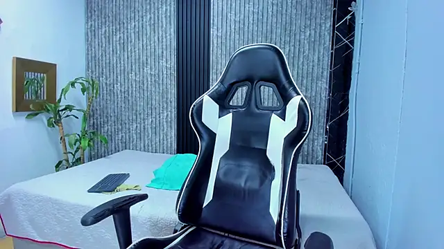 Snapshot of Mike_0233_ chatting on November 5, 5:29 am Mike 0233 online show from November 5, 5:29 am