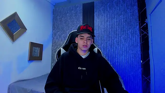 Snapshot of Mike_0233_ chatting on December 2, 4:18 am Mike 0233 online show from December 2, 4:18 am