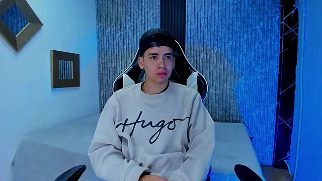 Snapshot of Mike_0233_ chatting on December 3, 3:58 am Mike 0233 online show from December 3, 3:58 am