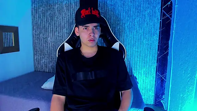 Snapshot of Mike_0233_ chatting on December 14, 4:29 am Mike 0233 online show from December 14, 4:29 am