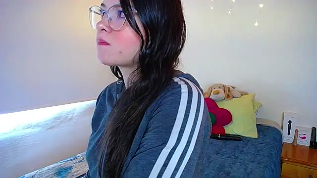 Snapshot of juli05star20 chatting on February 2, 3:17 pm juli05star20 online show from February 2, 3:17 pm