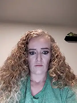 Snapshot of blondebanginbroad chatting on November 17, 1:22 am blondebanginbroad online show from November 17, 1:22 am