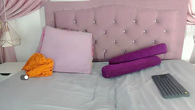 SexyJuliii21 online show from December 29, 3:33 am