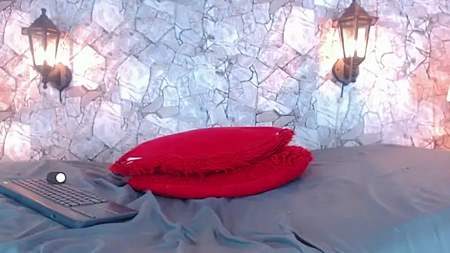 SexyJuliii21 online show from January 12, 6:49 am