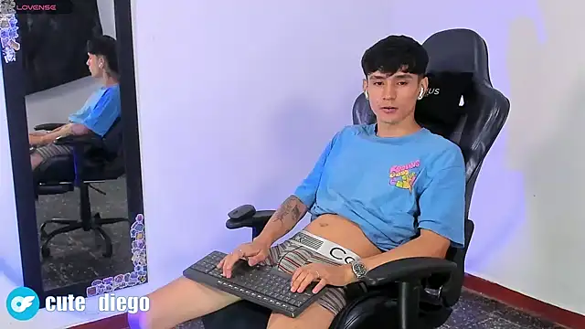 Snapshot of cute_diego_ chatting on December 10, 11:19 pm cute diego online show from December 10, 11:19 pm