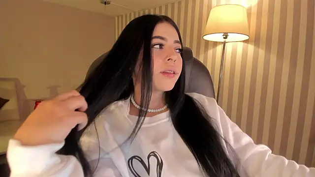 Snapshot of Maaiitee chatting on November 24, 1:44 pm Maaiitee online show from November 24, 1:44 pm