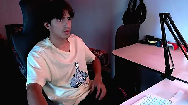 Snapshot of Thieves9 chatting on February 7, 9:04 pm Thieves9 online show from February 7, 9:04 pm