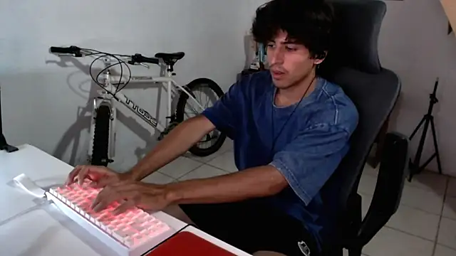 Snapshot of Thieves9 chatting on September 25, 5:22 am Thieves9 online show from September 25, 5:22 am