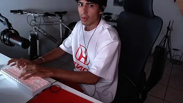 Snapshot of Thieves9 chatting on October 13, 6:46 am Thieves9 online show from October 13, 6:46 am