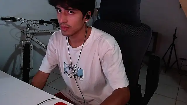 Snapshot of Thieves9 chatting on October 15, 6:24 am Thieves9 online show from October 15, 6:24 am