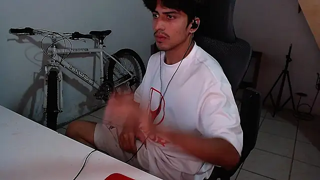 Snapshot of Thieves9 chatting on October 18, 4:15 am Thieves9 online show from October 18, 4:15 am