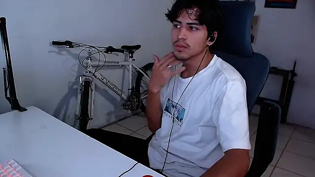 Snapshot of Thieves9 chatting on October 29, 7:26 pm Thieves9 online show from October 29, 7:26 pm