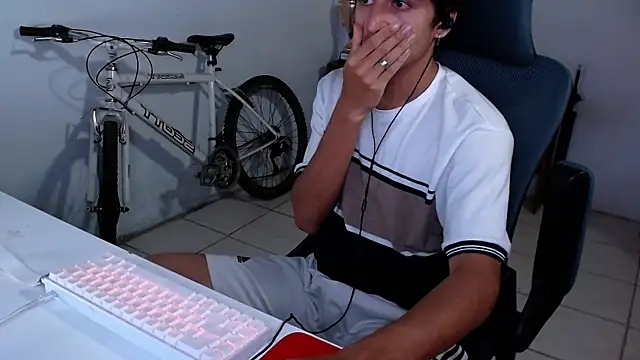 Snapshot of Thieves9 chatting on November 6, 6:03 am Thieves9 online show from November 6, 6:03 am