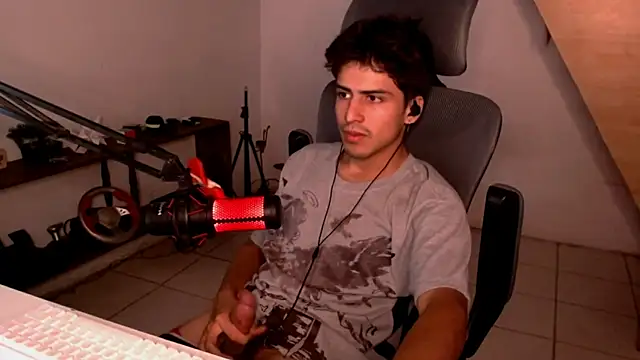 Snapshot of Thieves9 chatting on December 4, 5:06 am Thieves9 online show from December 4, 5:06 am