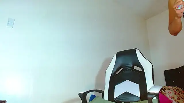 Snapshot of bellatrixx_69 chatting on January 3, 4:22 am bellatrixx 69 online show from January 3, 4:22 am