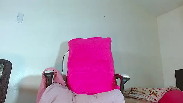 Snapshot of bellatrixx_69 chatting on January 8, 8:27 am bellatrixx 69 online show from January 8, 8:27 am