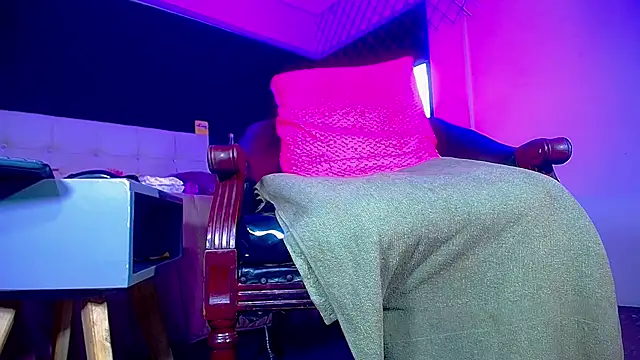 Snapshot of bellatrixx_69 chatting on December 4, 11:19 am bellatrixx 69 online show from December 4, 11:19 am