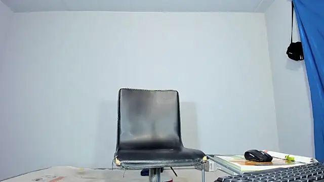 Snapshot of xmissinchesxx chatting on November 9, 6:01 am xmissinchesxx online show from November 9, 6:01 am