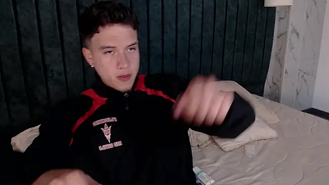 Snapshot of MrUniverse_ chatting on December 4, 4:10 am MrUniverse online show from December 4, 4:10 am